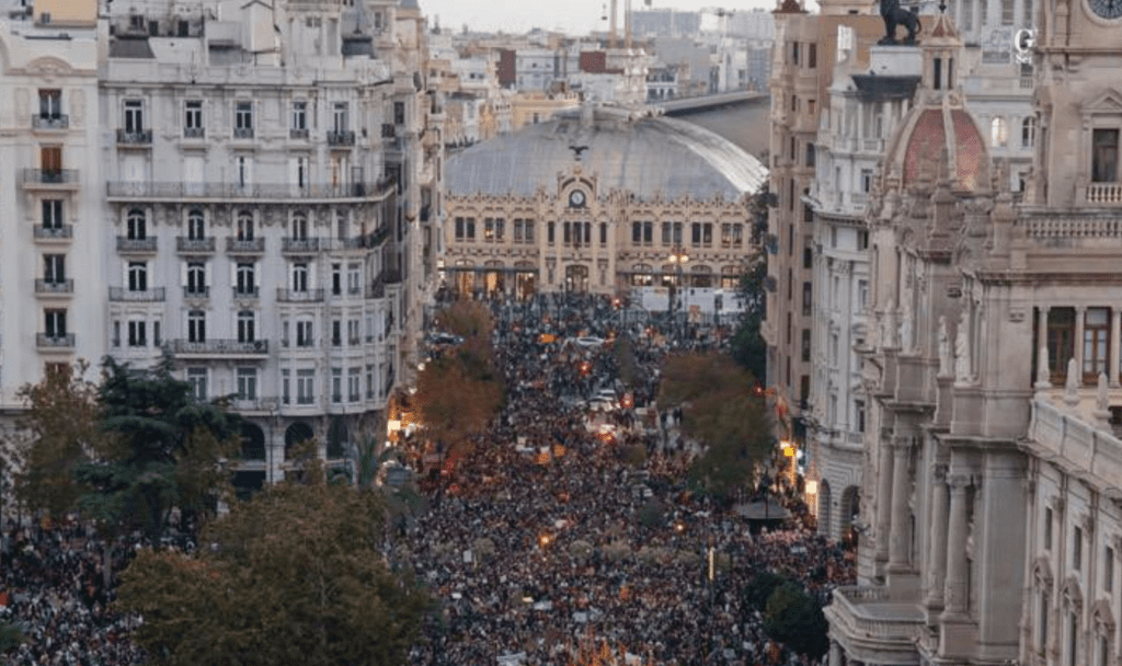 Protestas en Valencia: piden la renuncia de autoridades tras crisis por inundaciones