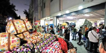 Comerciantes desocupan Plaza Izazaga tras orden de desalojo