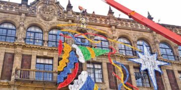 Colocan alumbrado navideño en el Zócalo capitalino