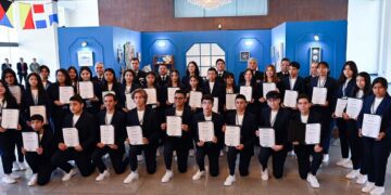 Premian a ganadores del concurso 'La Juventud y la Mar 2024'