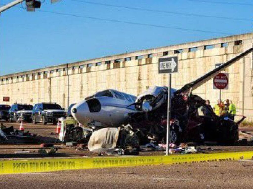 Avioneta se estrella contra autos tras intento fallido de aterrizaje de emergencia en Texas