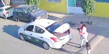 Taxista roba regalos de Navidad en SLP, pero sus compañeros lo obligan a devolverlos