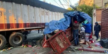 Tráiler choca contra autos estacionados en Iztapalapa, CDMX; conductor huye