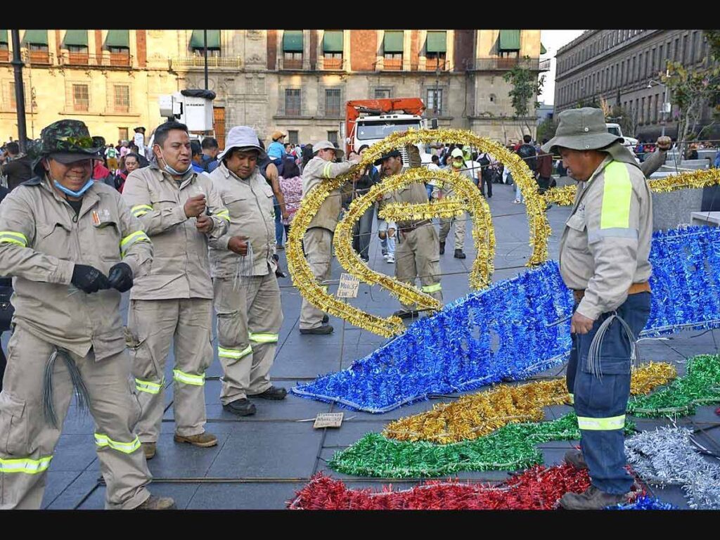 Colocan alumbrado navideño en el Zócalo capitalino