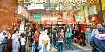 El cierre de Plaza Izazaga 89 afecta a comercios cercanos