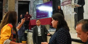 Activista reclama a Bertha Alcalde en Foro Público