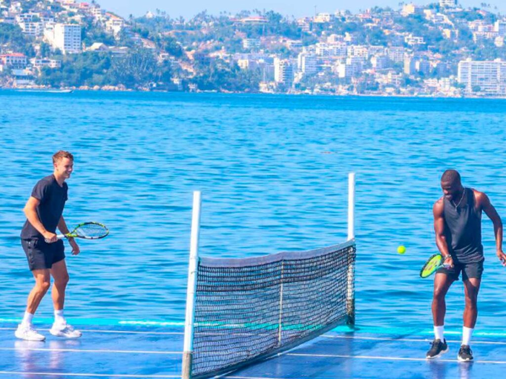 Presentan exhibición de Mextenis en cancha flotante en Acapulco