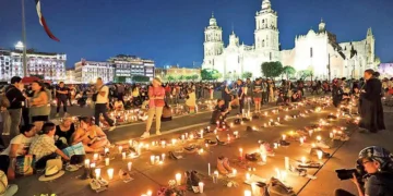 La luz de 400 velas iluminó el Zócalo de la Ciudad de México contra la indiferencia